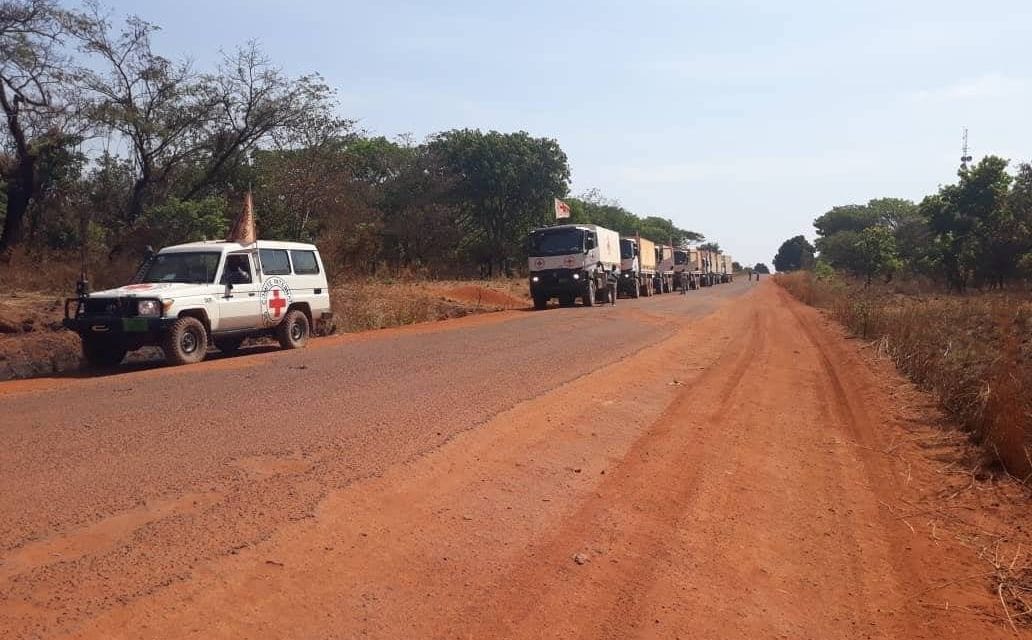 La Croix-Rouge achemine un premier convoi humanitaire pour assister des milliers de déplacés