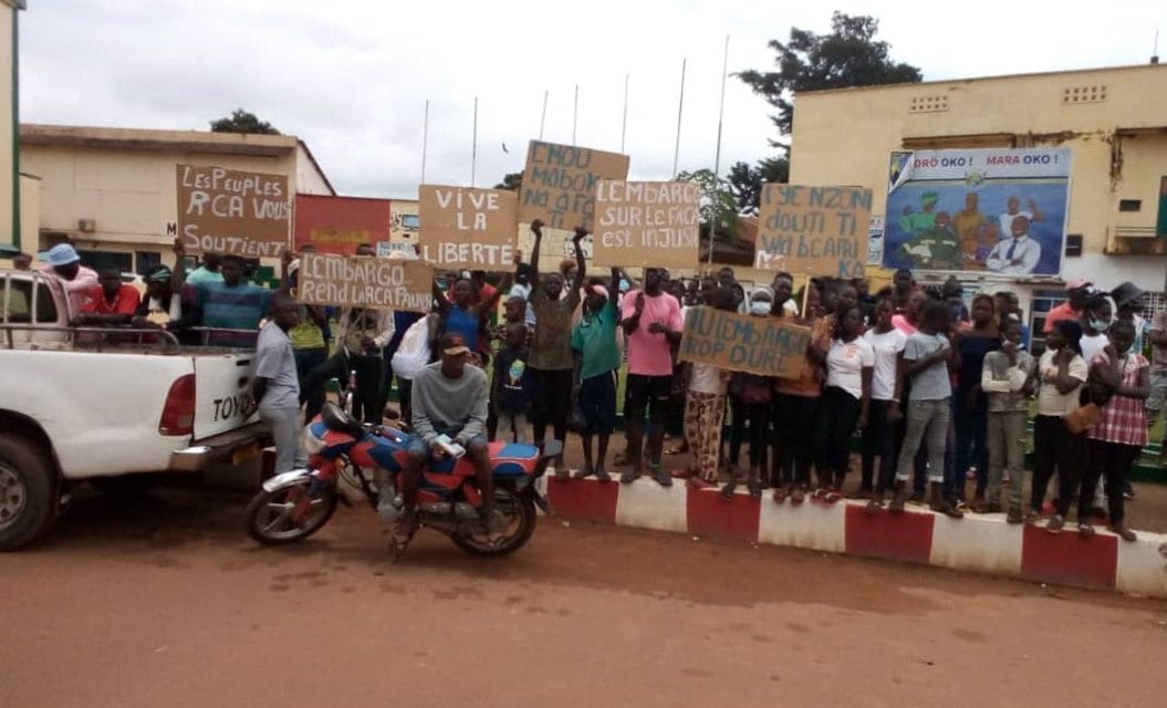 Centrafrique : Encore des jeunes dans la rue pour réclamer la levée totale de l’embargo