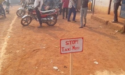 Des conducteurs de mototaxi du quartier Boeing exigent le démantèlement de la barrière illégale érigée par des FACA derrière l’aéroport Bangui-Mpoko