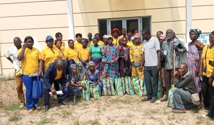 <strong>Don des femmes de la société centrafricaine des postes au centre de santé des lépreux de Delebama</strong>