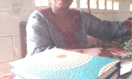 Centrafrique : Assita Banguela Thérèse, une femme passionnée de son métier de dorure et de reliure 
