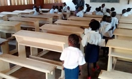 Centrafrique : Le cardinal Dieudonné Nzapalainga fait un don de 50 tables bancs à l’école Saint Antoine de Padoue à Damara