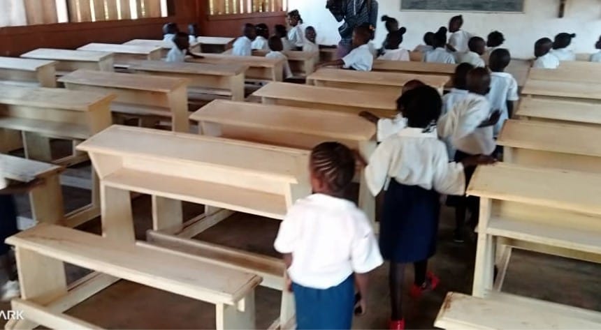 Centrafrique : Le cardinal Dieudonné Nzapalainga fait un don de 50 tables bancs à l’école Saint Antoine de Padoue à Damara