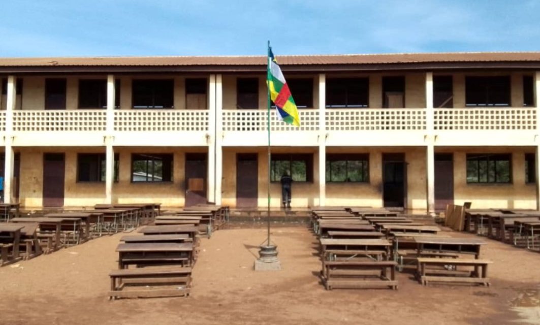 Centrafrique : Nettoyage de l’école Pétévo gagnée par l’insalubrité