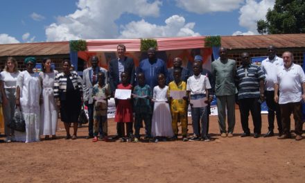 Centrafrique : Remise des jugements supplétifs et actes de naissance aux élèves à Begoua