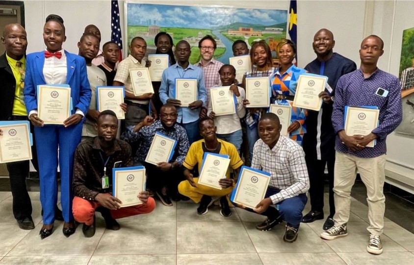 Centrafrique : Remise de certificats de formation en anglais du journalisme à l’Ambassade des Etats-Unis