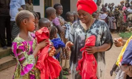 Centrafrique : L’artiste gospel Carole Zokoua assiste les orphelins et les enfants démunis de Mongoumba