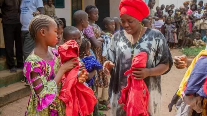 Centrafrique : L’artiste gospel Carole Zokoua assiste les orphelins et les enfants démunis de Mongoumba