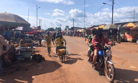 Centrafrique : Commune de Begoua, par manque du marché, les commerçants occupent les abords de la route