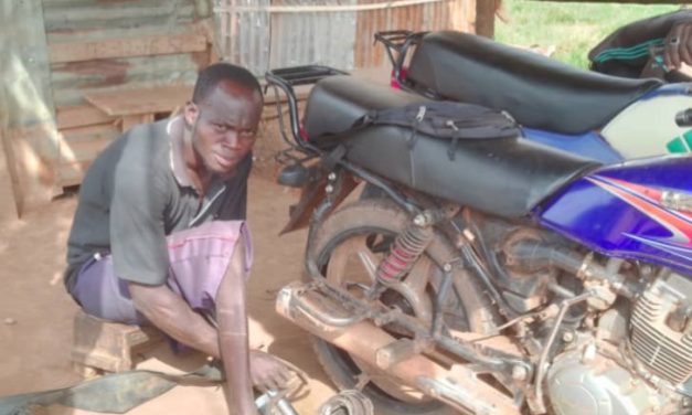 Centrafrique : Theodore Teaname, un handicapé qui se donne à la réparation des pneus à Bimbo