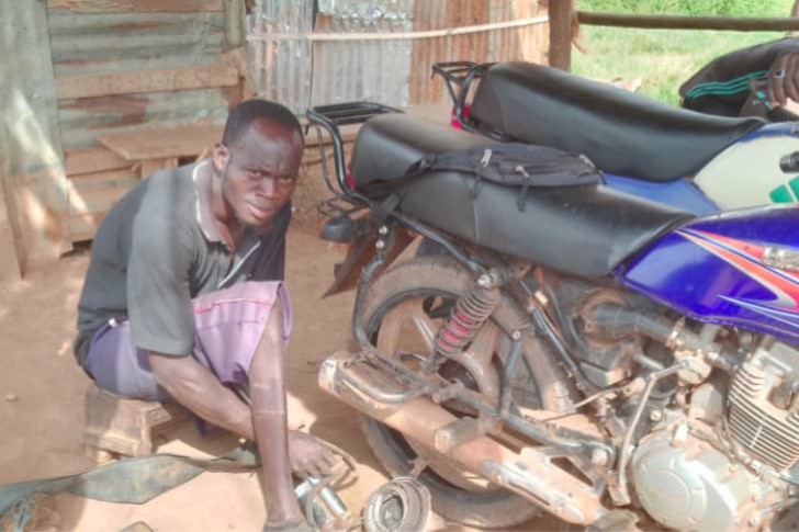 Centrafrique : Theodore Teaname, un handicapé qui se donne à la réparation des pneus à Bimbo