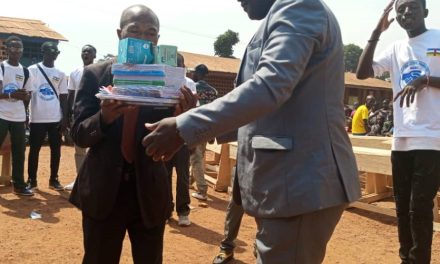 La Diaspora Action Solidaire pour la Centrafrique remet des kits pédagogiques et tables bancs à l&rsquo;école Fatima garçon