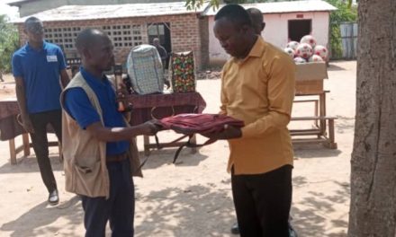Centrafrique : 50 orphelins du groupe scolaire Bon Départ reçoivent des kits scolaires de l’AJEMADEC