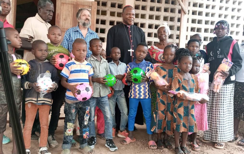 Le cardinal Dieudonné Nzapalainga fait un don de vivres et jouets aux sinistrés et orphelins des paroisses Saint Benoît et Notre Dame de Pétévo