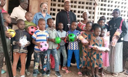 Le cardinal Dieudonné Nzapalainga fait un don de vivres et jouets aux sinistrés et orphelins des paroisses Saint Benoît et Notre Dame de Pétévo