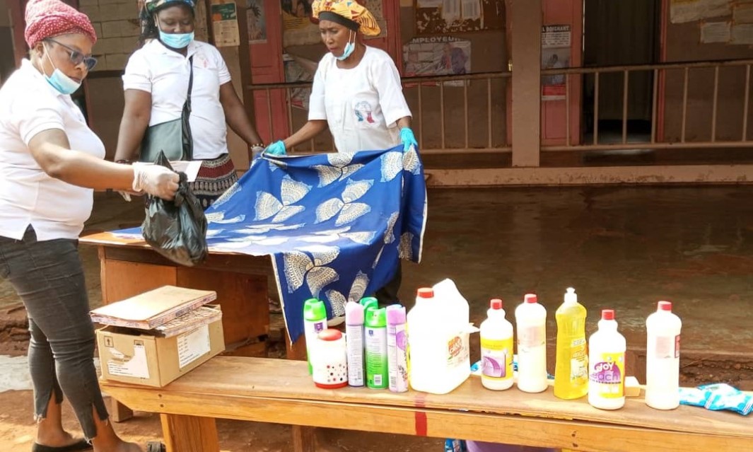 RCA : Les membres du Mouvement des Travailleurs Chrétiens rendent salubre les locaux du centre de santé de Lakouanga