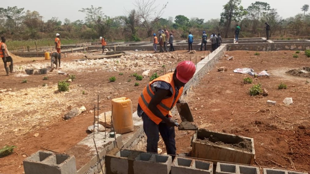 RCA : Visite des anciens de l’AEC sur les chantiers de construction du siège proche de Bangui