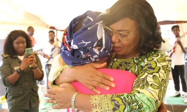 Centrafrique : la  Première dame Tina Marguerite Touadéra assiste les détenues de Bimbo