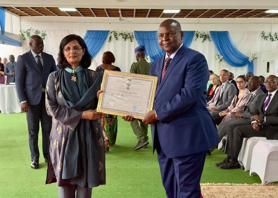 Centrafrique : Cérémonie dedécoration de madame Sania Nishtar, Directrice Générale de GAVI