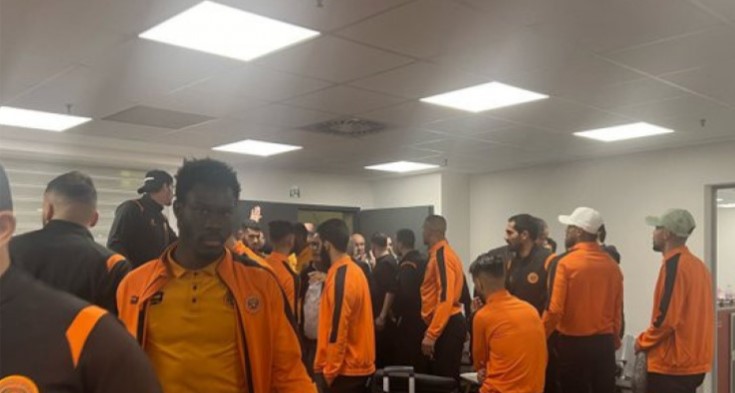 La délégation sportive de la Renaissance de Berkane du Maroc bloquée pendant plusieurs heures à l’aéroport d’Alger