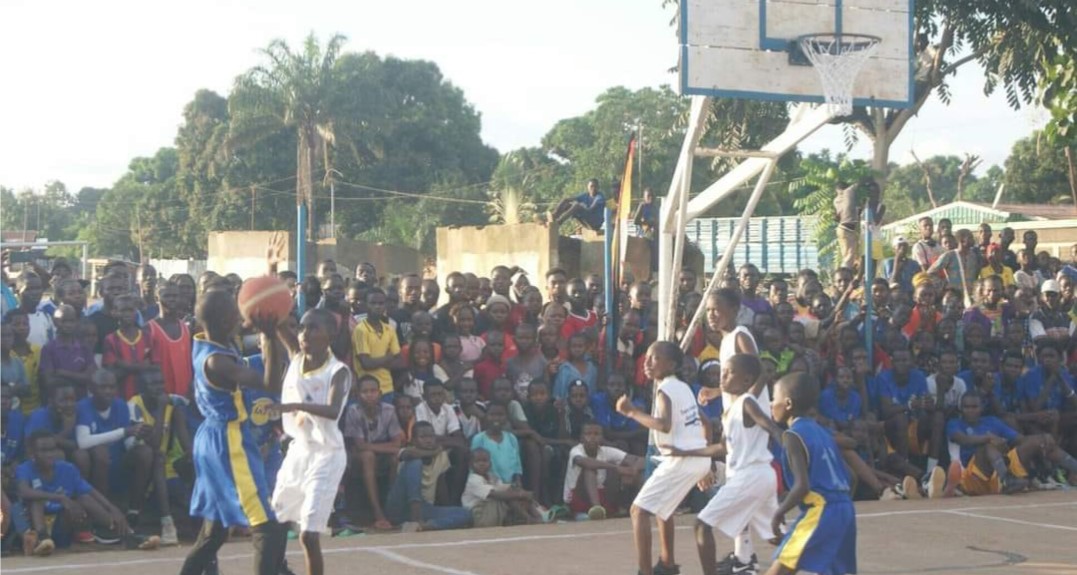 Remise de diplômes, de kits sportifs et scolaires aux académies de basketball de Bimbo et Begoua