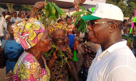 Centrafrique : Henri-Marie Dondra du parti UNIR poursuit sa visite politique dans le 2e arrondissement