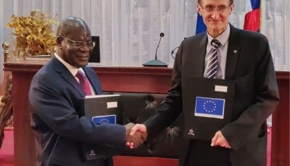 L’Union européenne signe avec le gouvernement centrafricain trois conventions de 38 millions d’euros (24milliards de FCFA)