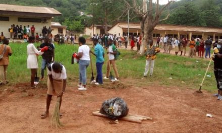 Le personnel d’Orange Centrafrique nettoie le lycée technique pour marquer la journée internationale de l&rsquo;environnement