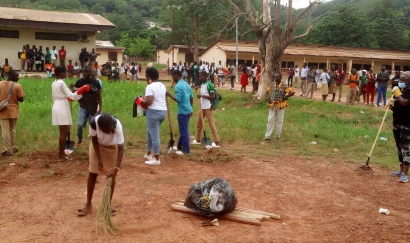 Le personnel d’Orange Centrafrique nettoie le lycée technique pour marquer la journée internationale de l&rsquo;environnement