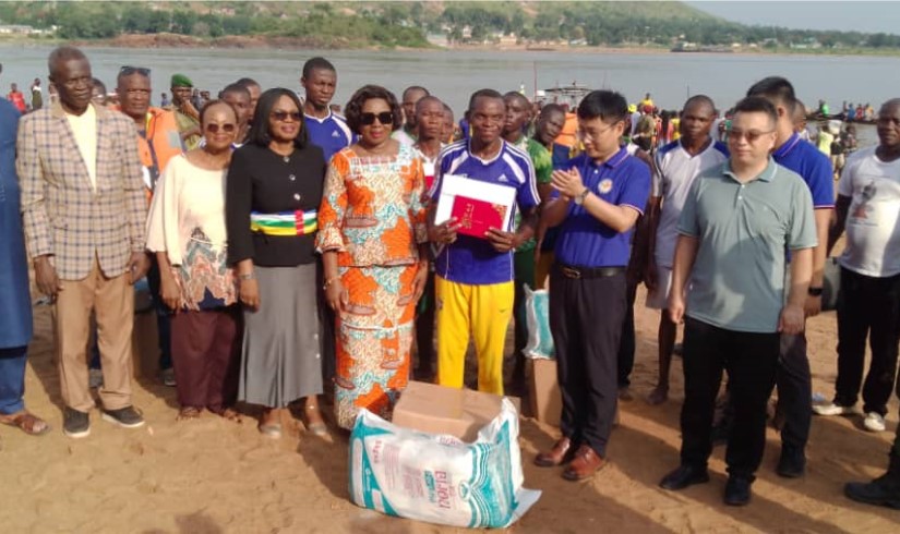 L’ambassade de Chine en Centrafrique organise une course de pirogue pour célébrer le « bateau de dragon »