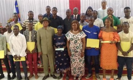 Centrafrique : Remise de kits aux boursiers centrafricains pour leur formation en ingénierie informatique au Cameroun