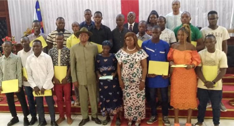 Centrafrique : Remise de kits aux boursiers centrafricains pour leur formation en ingénierie informatique au Cameroun