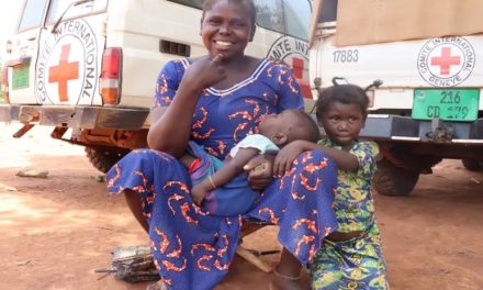 Centrafrique : Après 11 ans de séparation, Christelle Komesse retrouve ses parents biologiques grâce au CICR
