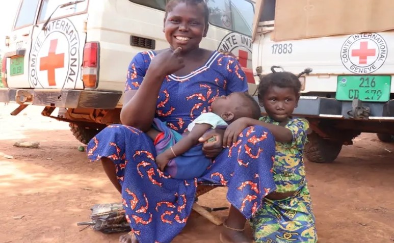 Centrafrique : Après 11 ans de séparation, Christelle Komesse retrouve ses parents biologiques grâce au CICR