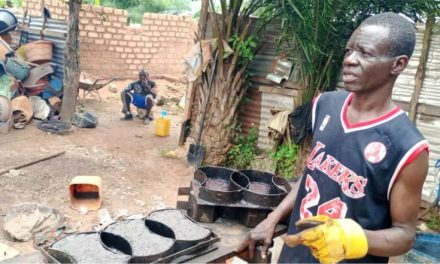 Centrafrique : Le recyclage des déchets plastiques et ménagers en pavés et charbons écologiques préoccupe l’association APED