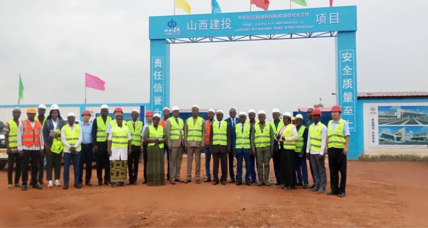 Centrafrique: Bientôt la modernisation de l’aéroport Bangui M’poko, le ministre des transports visite les sites d’entreprise chargé des travaux