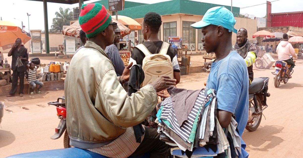 En Centrafrique des jeunes vendent des chiffons de nettoyage pour lutter contre la pauvreté et le chômage