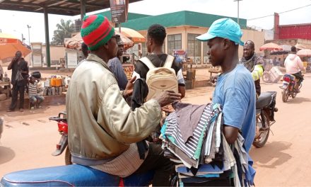 En Centrafrique des jeunes vendent des chiffons de nettoyage pour lutter contre la pauvreté et le chômage
