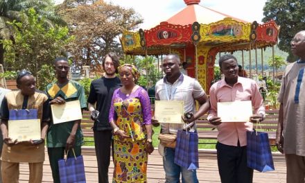La maison russe à Bangui certifie quatre meilleurs dessinateurs centrafricains