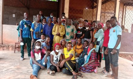 Centrafrique : Les chantres et protocoles de l’église Apostolique Philadelphie de PK14 évangélisent des malades à l’hôpital de Bégoua