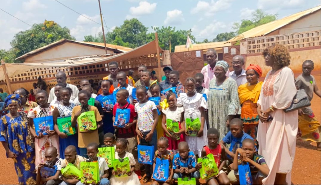 Centrafrique : L’Association des jeunes debout pour le développement a remis des kits scolaires aux élèves du quartier Fouh