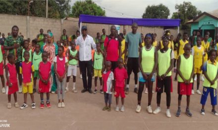 Centrafrique: Remise de kits scolaires et de matériels d&rsquo;entraînement à l&rsquo;Academy Basketball de Bruxelles
