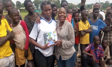 Centrafrique : Carole Zokoua  assiste  plus de 500 enfants démunis de la cathédrale et des orphelins du KM5 en kits scolaires