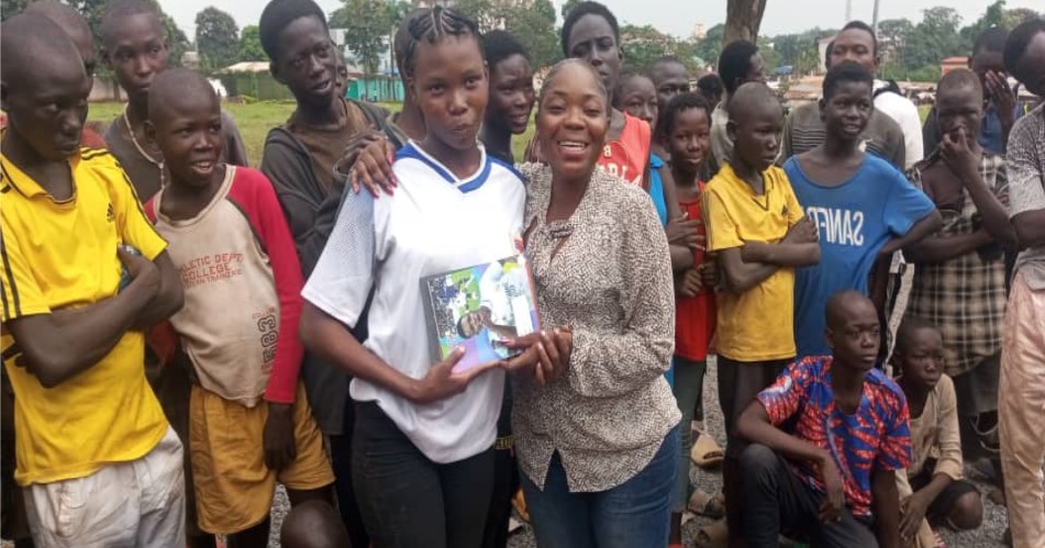 Centrafrique : Carole Zokoua assiste plus de 500 enfants démunis de la cathédrale et des orphelins du KM5 en kits scolaires