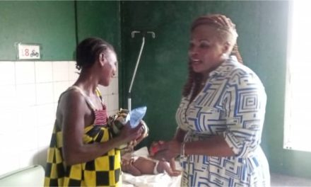 Centrafrique: Madame Clara Sama née Mbossoro assiste les enfants du centre pédiatrique en vivres