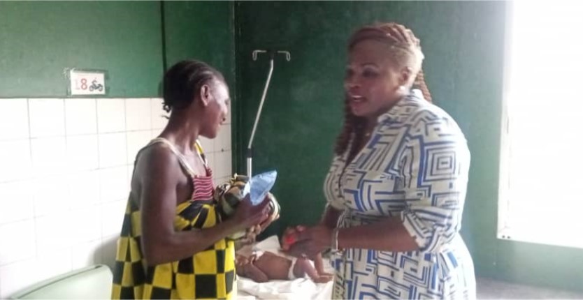Centrafrique: Madame Clara Sama née Mbossoro assiste les enfants du centre pédiatrique en vivres
