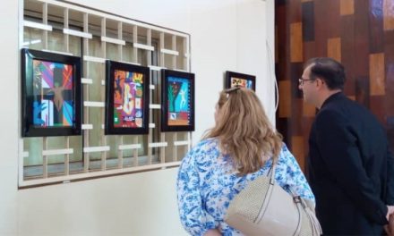 Centrafrique : Les artistes apprenants de l’atelier dessiné avec des ciseaux exposent leurs réalisations