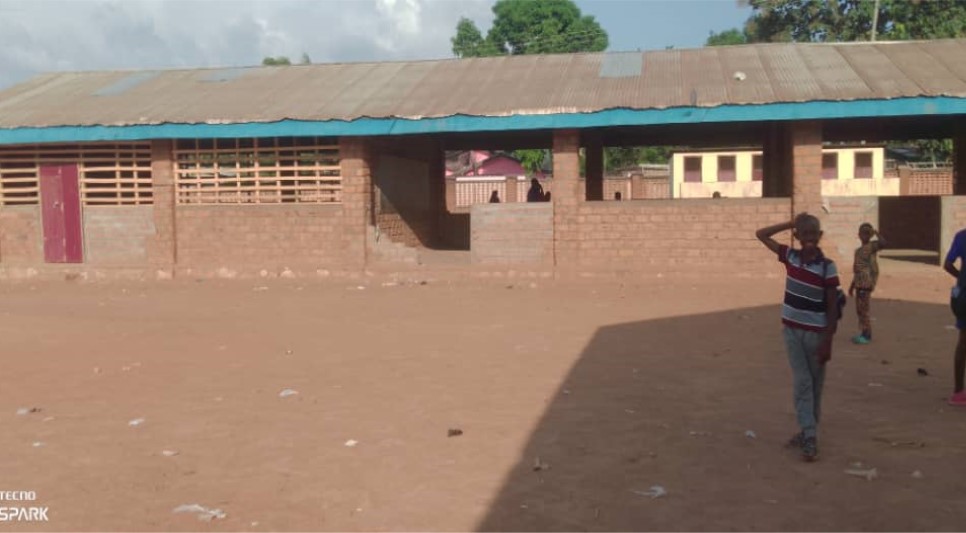 Centrafrique: Manque de tables-bancs à l’Ecole Saint Jean de Bangui
