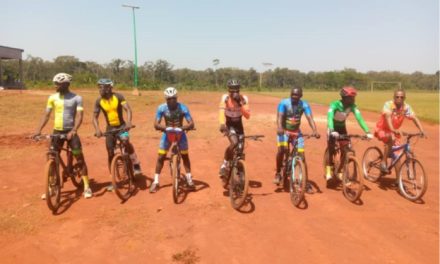 Cameroun : poursuite d&rsquo;entraînement des triathlètes Centrafricains pour une course de 84 km à VTT