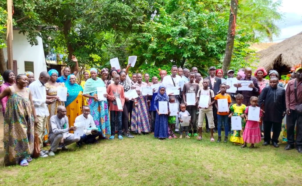Centrafrique : ATD quart Monde fait la remise des premiers lots des actes de naissance aux enfants
